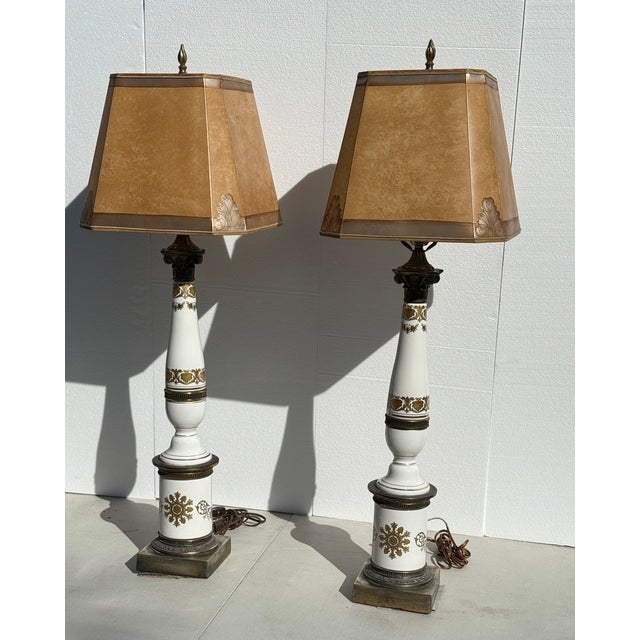 1960s Pair of White and Brass Neoclassical Hollywood Regency Lamps With Custom Handmade Shell Accent Shades For Sale - Image 4 of 16