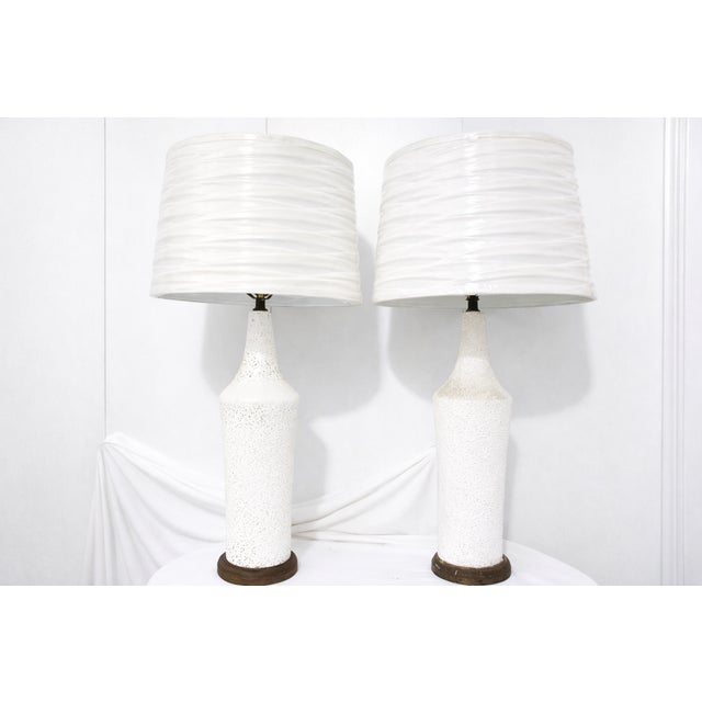White 1950s Pair of White Plaster Mid Century Modern Lamps For Sale - Image 8 of 8