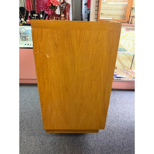 Modernage Midcentury Furniture Company New York & Miami Beach White & Maple Dresser & Mirror With Horizontal Pulls For Sale - Image 14 of 17