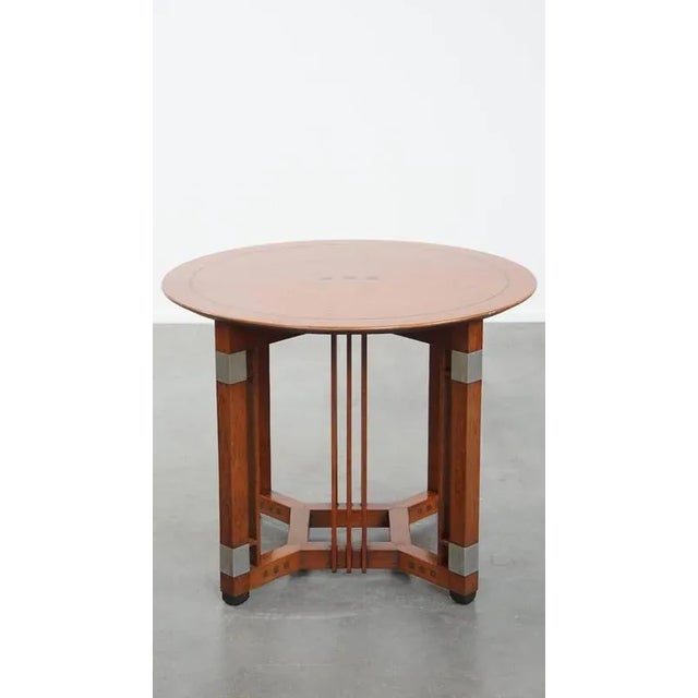 Offered this beautiful and in good condition round Art Deco Schuitema design side/ coffee table from the Decoforma series....