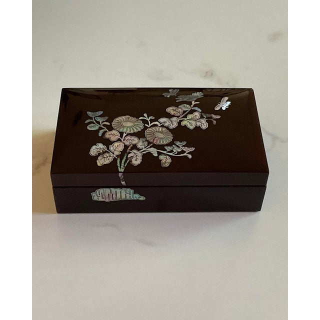 Asian 1980s Lacquer Gift Box With Chrysanthemum For Sale - Image 3 of 5
