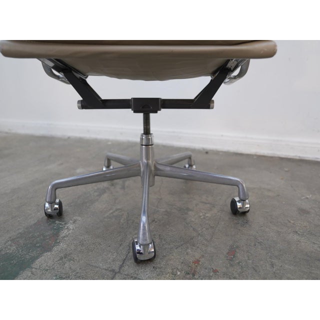 1960s Attributed to Herman Miller Soft Pad Management Chair in Cream Leather For Sale - Image 18 of 18