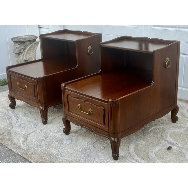 French Heritage Henredon Walnut Tables French Louis XV 2 Tier Step Side End Pair 60s For Sale - Image 3 of 15