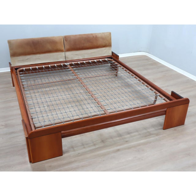Walnut and Leather Bed attributed to Tobia Scarpa for Stildomus, 1970s For Sale - Image 11 of 13