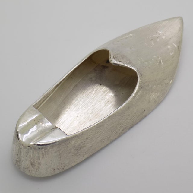 Renaissance Vintage Italian Handmade Genuine Silver Ashtray Shaped Like a Renaissance Shoe, Chiseled For Sale - Image 3 of 11