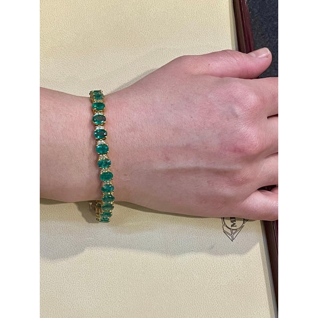 12 Carat Natural Emerald & 1 Carat Diamond Tennis Bracelet 14 Kt Yellow Gold For Sale - Image 4 of 18