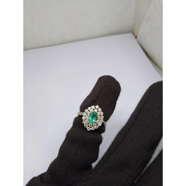Modern Natural Emerald 0.79cts & Diamond 0.93cts Ring in 18k Gold For Sale - Image 3 of 8