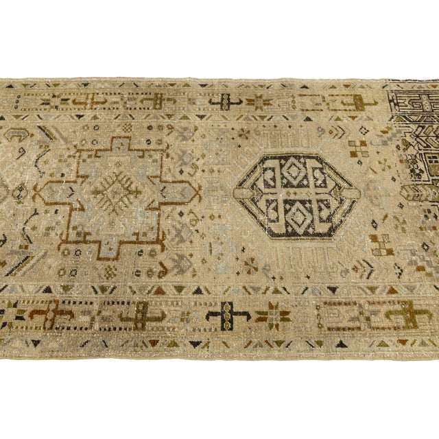 1920s Antique Heriz Serapi Wool Runner – Neutral Geometric Hallway Gallery Runner 3x11 For Sale - Image 5 of 9