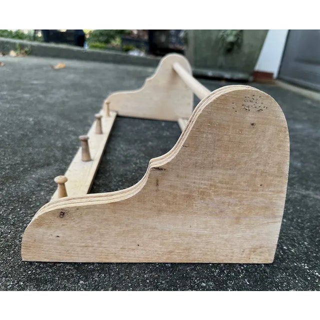 This is quite a handy rack to use for coat, hats, towels at the side door, in the bathroom, or a bedroom. Very useful....