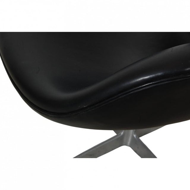 Vintage Swan Chair in Black Leather by Arne Jacobsen, 1960s For Sale - Image 18 of 18