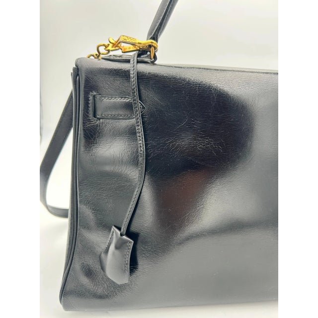 The 1998 Hermès Kelly bag in black Box leather is a timeless and iconic piece, exemplifying the brand’s dedication to...
