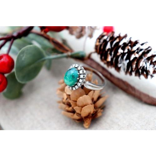 White Gold Ring with Brilliant-Cut Diamonds and Cabochon-Cut Malachite For Sale - Image 4 of 7