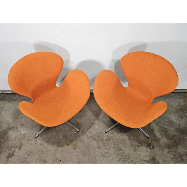 Pumpkin 1960s Early Edition Swan Chairs by Arne Jacobsen for Fritz Hansen- a Pair For Sale - Image 8 of 12