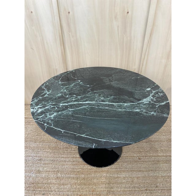 Round Tulip Table with Green Alpine Marble Top by Eero Saarinen for Knoll Inc. / Knoll International, 1980s For Sale - Image 10 of 12