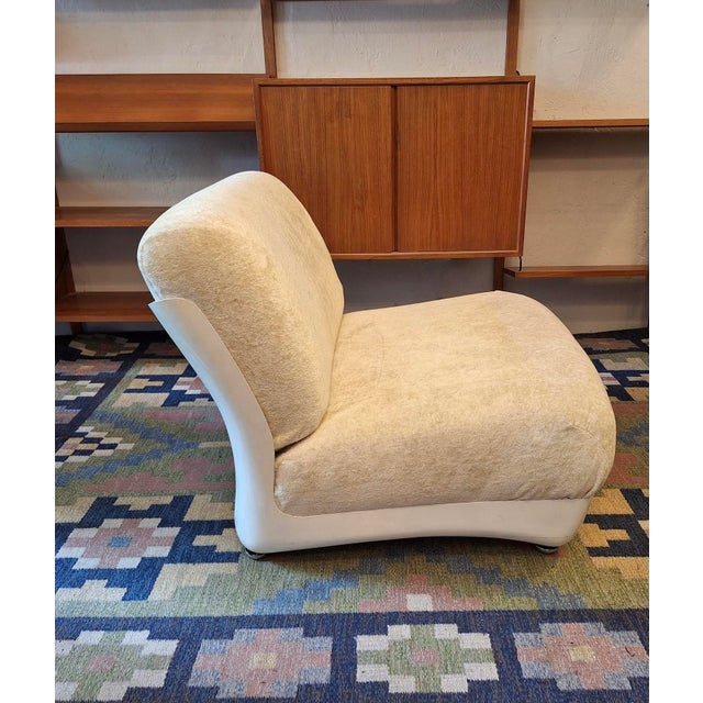 Very attractive lounge chair from Italy 1960s, after Mario Bellini's 60s Amanta design. The chairs have a fiberglass base...