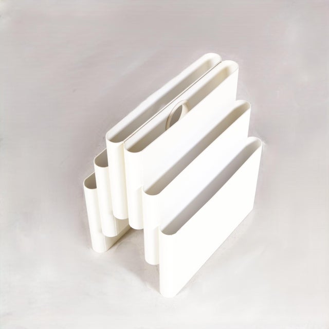 Kartell Large Model White Plastic Magazine Rack by Giotto Stoppino for Kartell, 1960s For Sale - Image 4 of 7