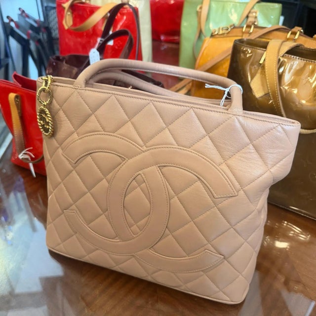 Modern 2000s Chanel Matelasse Light Pink Lamb Skin Tote Bag For Sale - Image 3 of 17