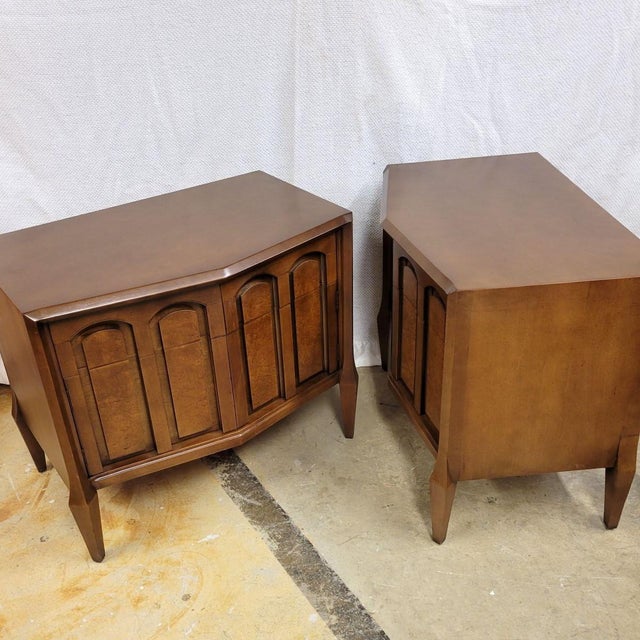 Romweber 1970s Romweber Burl Wood & Walnut Bow-Front Nightstands or End Tables – Pair For Sale - Image 4 of 11