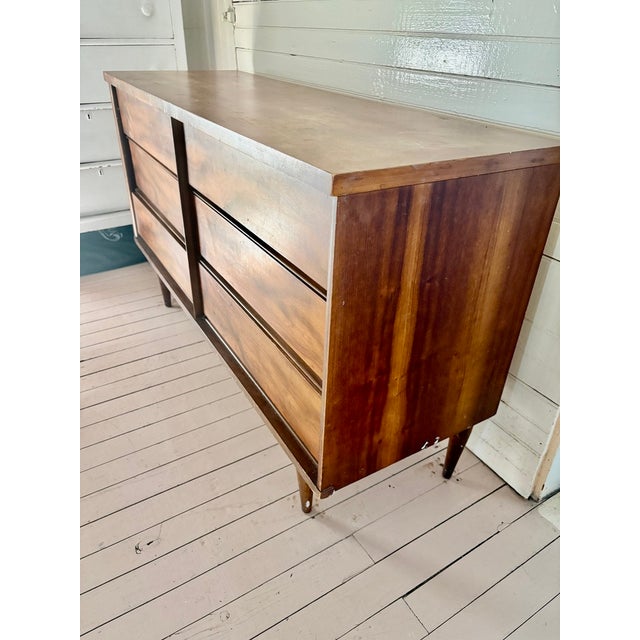 1950s Mid-Century Modern Harmon House Walnut 6-Drawer Dresser on Tapered Legs, Attributed For Sale - Image 5 of 8