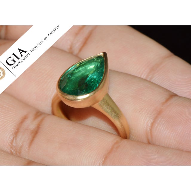 Gia Certified 5.25ct Natural Emerald Sculptural Bezel Solid 18k Gold Ring, Size 5.25 For Sale - Image 11 of 16