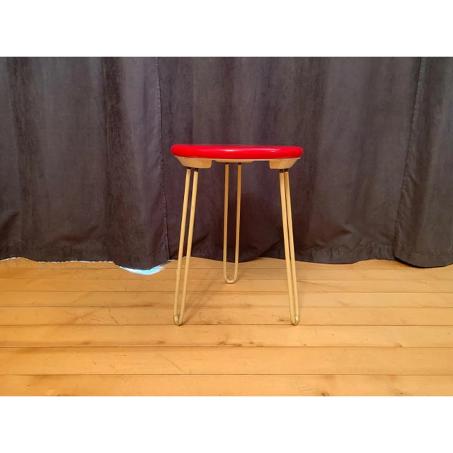 Italian stool from the 1960s In very good condition. Excellent workmanship in solid wood, steel and latex. The solid wood...