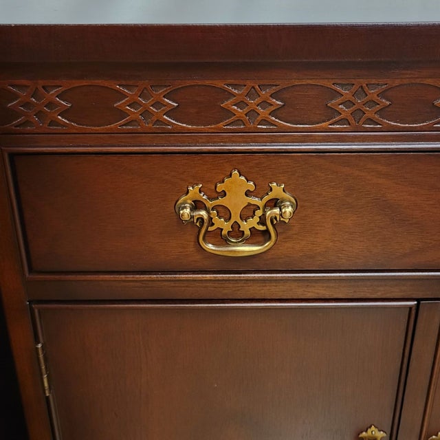 English 1980s Baker Furniture Chippendale Carved Mahogany Nightstands With Brass Hardware — Pair For Sale - Image 3 of 13