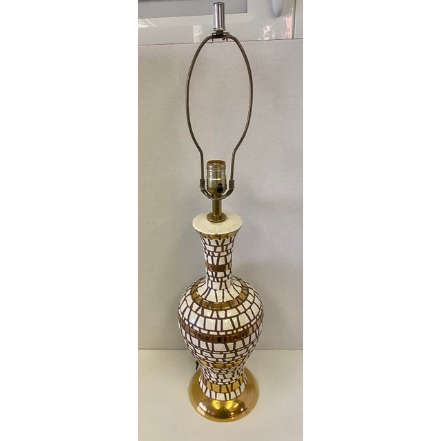 Mid-Century Modern 1960s Hollywood Regency Pottery Cream and Gold Glazed Tile Lamp For Sale - Image 3 of 9