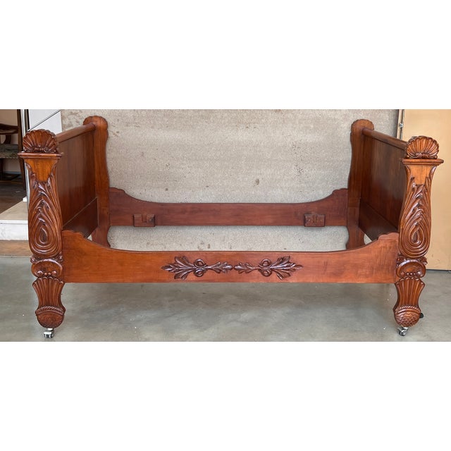 Beautiful boat bed in carved mahogany Louis Philippe period. Its small dimensions allow it to be used also as a bench. The...