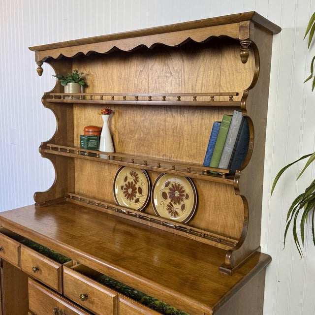 Vintage Maple Cottage Colonial Revival 2-Piece Hutch / Buffet For Sale In Salt Lake City - Image 6 of 12