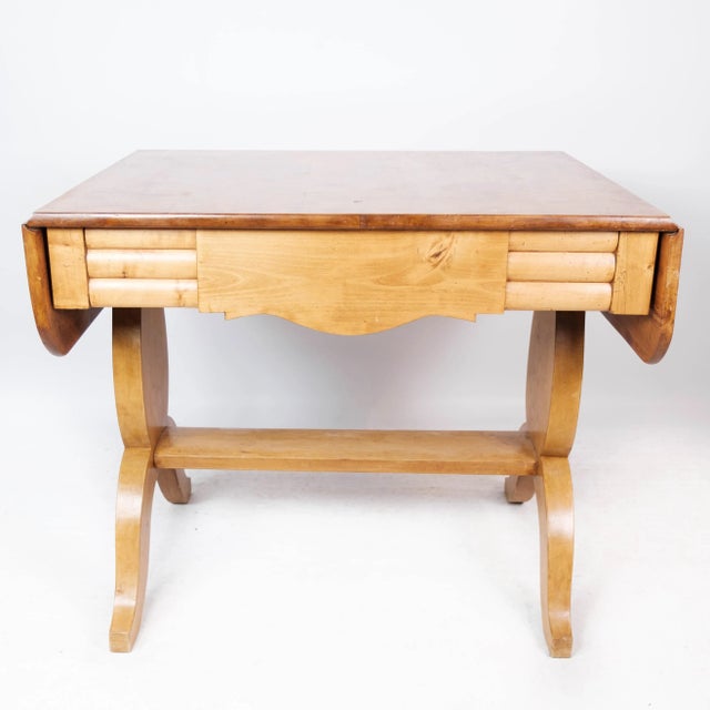 Dining table with extensions of birchwood, in great antique condition from around 1840. The table measures 134 cm fully...