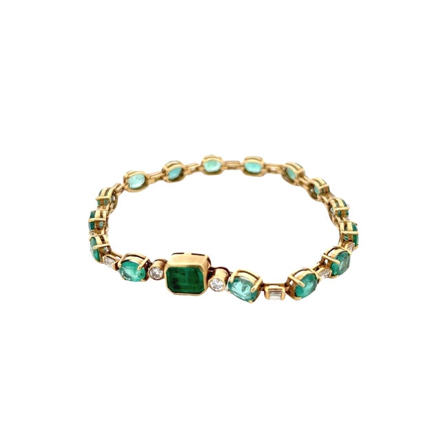 1990s 1990s 18k Yellow Gold Colombian Emerald and Diamond Line Bracelet, 7.5 Inches For Sale - Image 5 of 10
