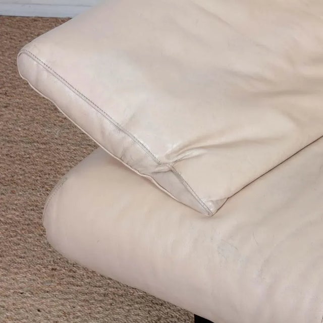 This beige leather armchair was designed by Italian designer Paolo Piva. It is the Alanda model, produced by B&B Italia in...