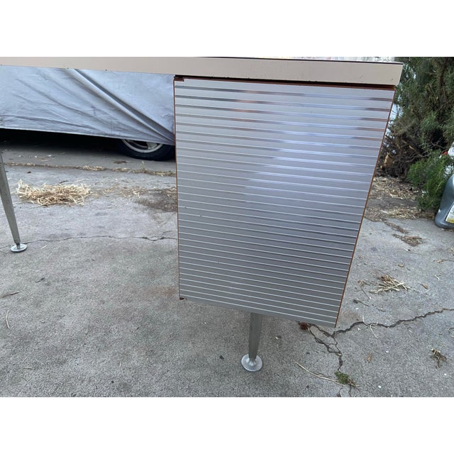 1950s Vintage Mid Century Modern Aluminum Gordon Bunshaft Style Retro Modernist Desk. Unmarked For Sale - Image 5 of 12