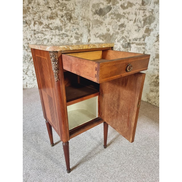 This elegant antique French nightstand, dating from around 1900, is a refined example of Belle Époque furniture. Crafted...