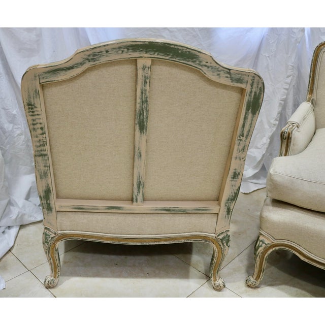 French French Louis XV Bergere Chairs Attributed to Baker Furniture Re-Upholstered in Belgian Natural Linen -a Pair. For Sale - Image 3 of 7
