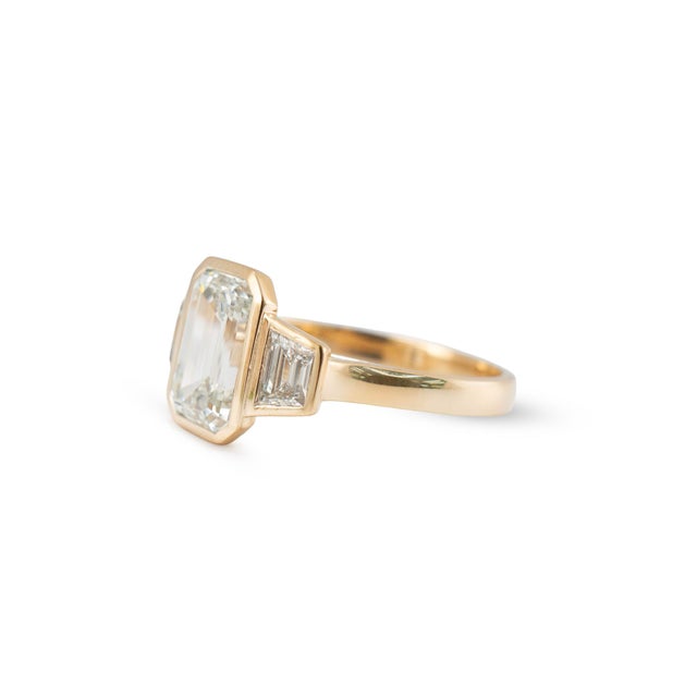 14k Yellow Gold 3.49ctw Emerald Trapezoid Lab Grown Diamond Engagement Ring, Size 8 For Sale - Image 4 of 10
