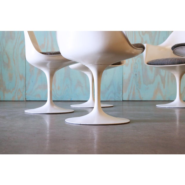 White Early Tulip Chairs by Eero Saarinen for Knoll Tulip Chair Set of 6 1960s For Sale - Image 8 of 14