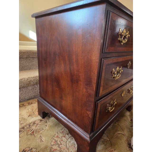 Late 20th Century Henredon Aston Court Nightstand Bedside Chest Three Drawer Banded Mahogany For Sale - Image 5 of 16