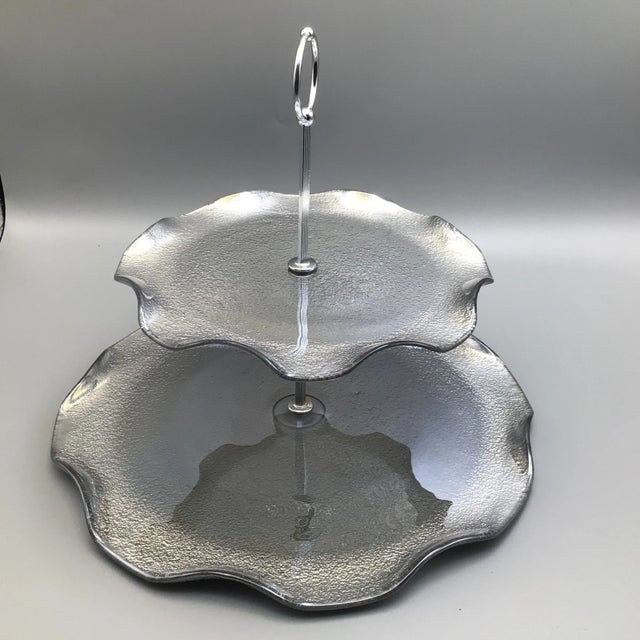 Metal Vintage Dorothy Thorpe Style Glass 2 Tiered Serving Tray With Textured Silver Bottoms and Ruffled Edge For Sale - Image 7 of 13