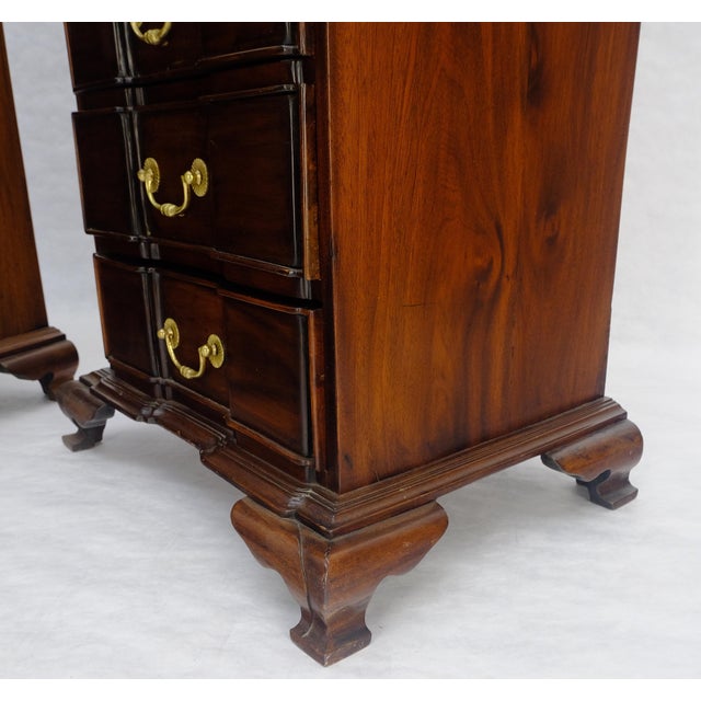 Mid 20th Century Pair of Solid Mahogany Brass Pull 4 Drawer Bracket Feet Night Stands Tables MINT For Sale - Image 5 of 18