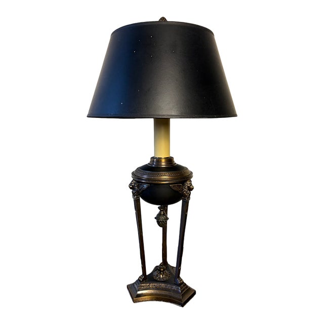 Vintage Neoclassical Hollywood Regency Winged Lion Table Lamp For Sale