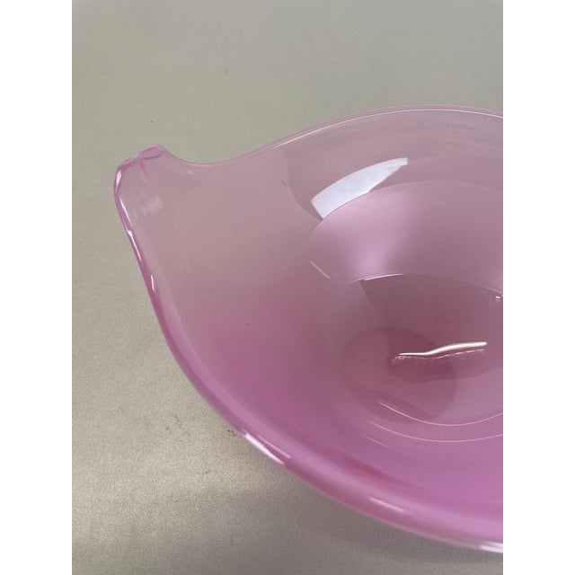 1970s Large Italian Shell Bowl in Pink Opaline Murano Glass, 1970s For Sale - Image 5 of 18