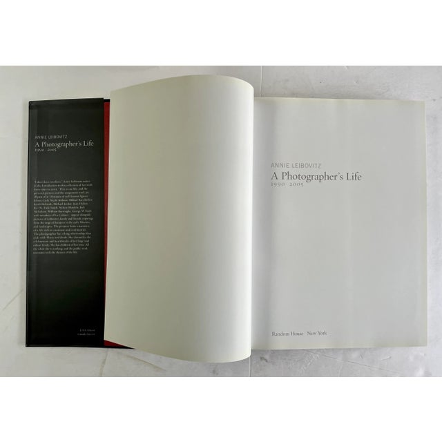 Documents the arc of Leibovitz's relationship with her companion, Susan Sontag, who died in 2004; the birth of her three...