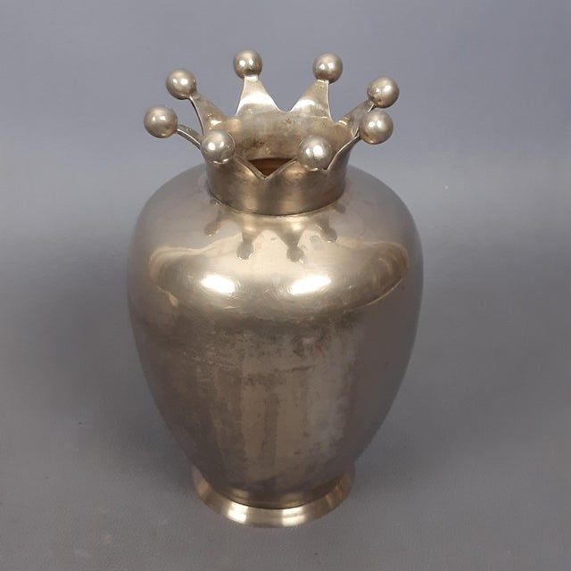 Beautiful vintage decorative vase, made in England by the Jordan Sheffield Collection, with a particular crown-shaped rim,...