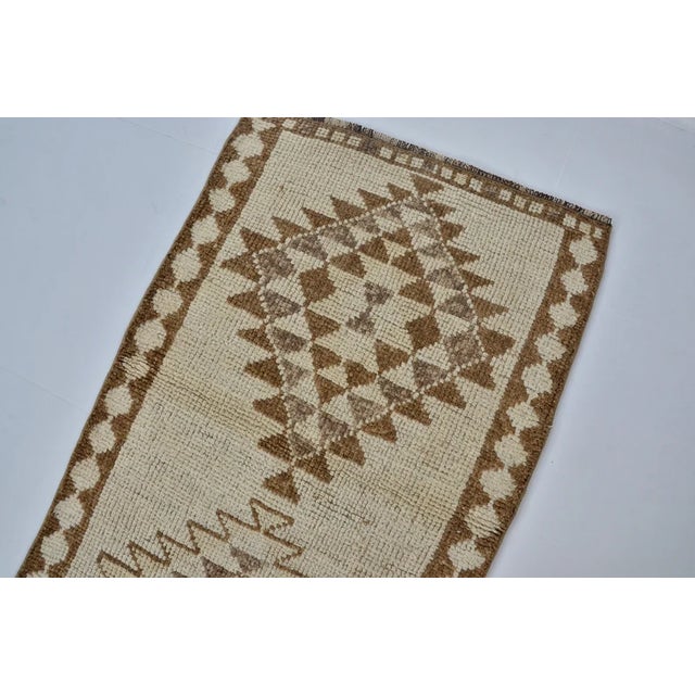 1950s Vintage Turkish Rug, Japandi Style Neutral Geometric Runner For Sale - Image 5 of 10