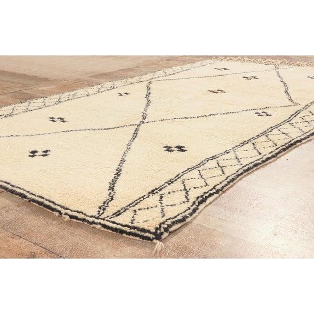 Ivory Vintage Azilal Moroccan Rug, 05'00 X 08'10 For Sale - Image 8 of 10