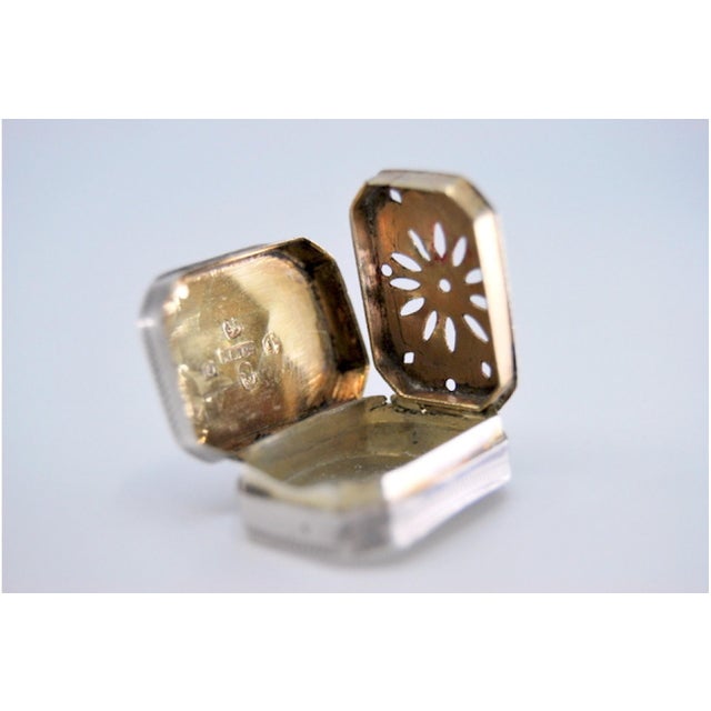 George III Silver and Gold Vinaigrette Box with Engraving and Friezes For Sale - Image 4 of 10