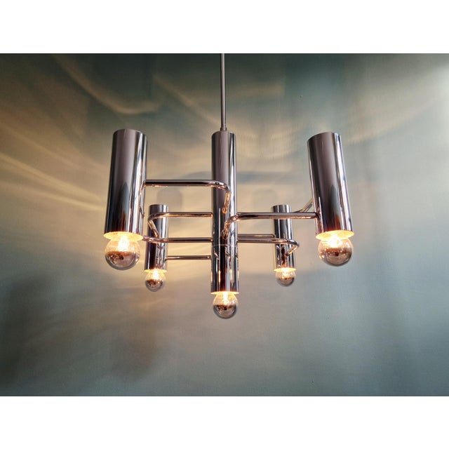 Lustre en métal chromé géométrique dessiné par Gaetano Sciolari et produit par le fabricant belge Boulanger dans les...