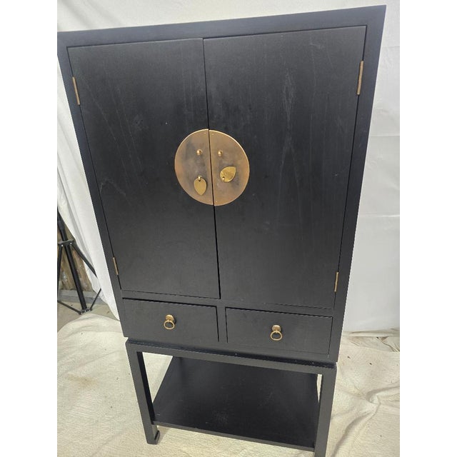 Modern Mid 20th Century Asian Black Lacquer Cabinet W/ Brass Medallion Hardware – Chinoiserie Bar Cabinet For Sale - Image 3 of 7