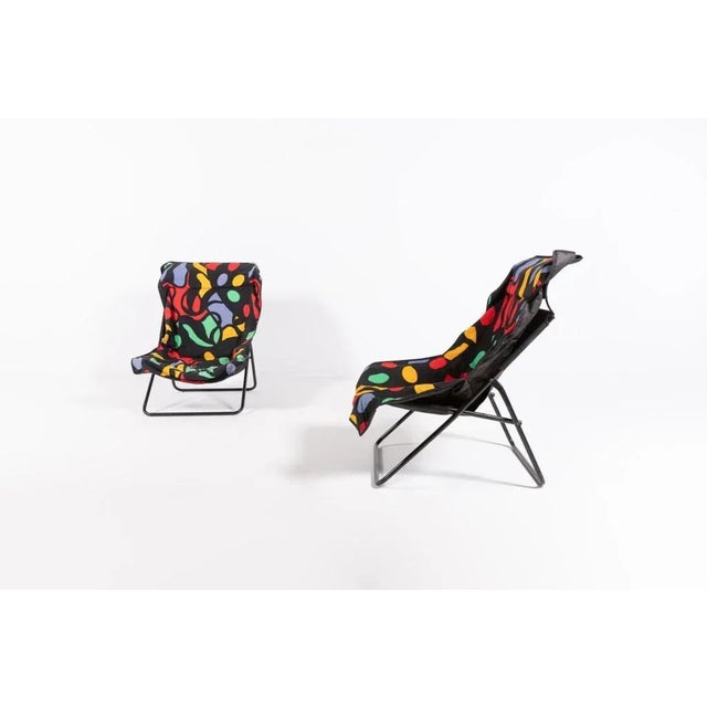 Pair of foldable black coated tubular steel frame. Pop Art lounge chairs with removable covers. Condition Good, age...